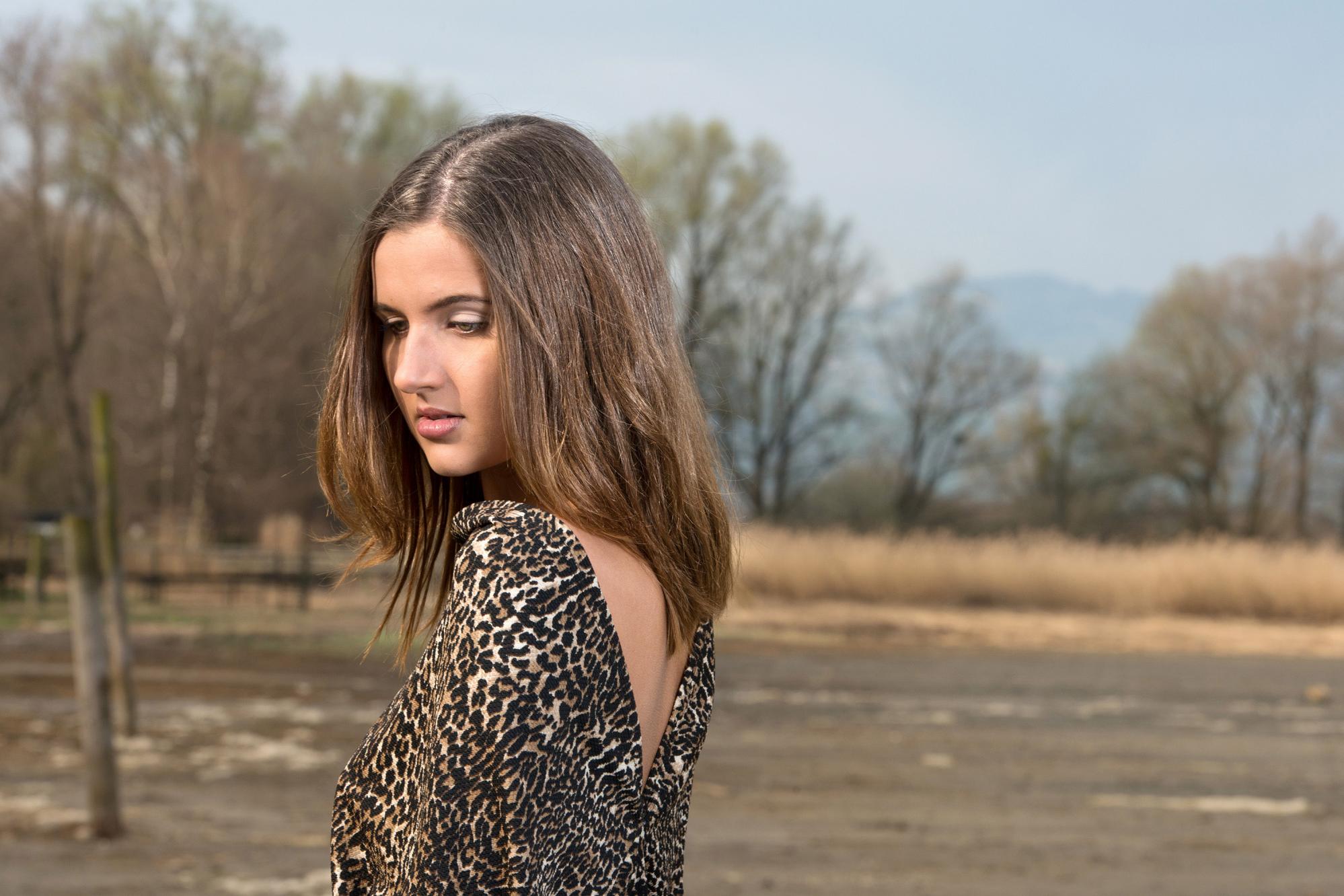 romantisches Shirt BLANDA (freundlich) aus Bio-Baumwolle und Bio-Leinen, GOTS
Kleid BECKY (die Fesselnde) mit Bindegürtel, in aufwendigem Jaquardjersey, Material: Baumwoll-Wolle (KbA, KbT), GOTS
Business-Bluse BINA (Weisheit), sehr aufwendige Verarbeitung aus feinem österreichischem Popeline (100% Biobaumwolle), GOTS
Stickereibluse BINTI (Tochter) im klassischen Style mit verdeckter Knopfleiste
romantischer Falten-Jeansrock BO (wertvoll) mit breiter Passe und feiner Stickereiborte, 100% Bio-Jeans, 100% Bio-Baumwolle, GOTS